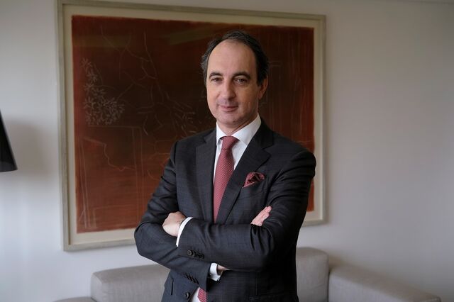 F. Rego compra duas mediadoras e celebra “união de facto” Unânime