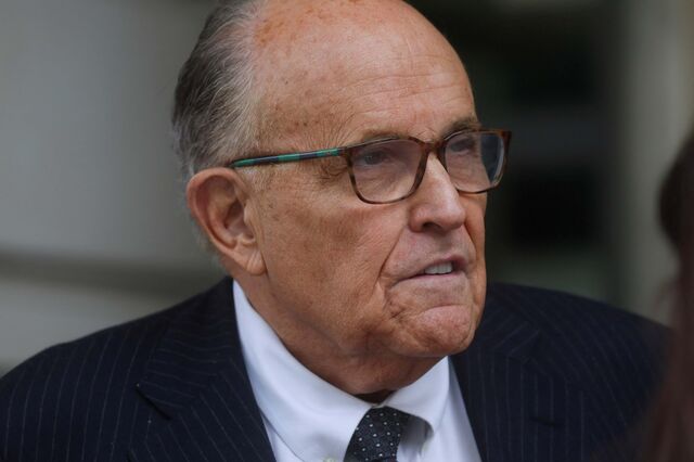 Giuliani pede falência depois de ter sido condenado a pagar 135 milhões de euros