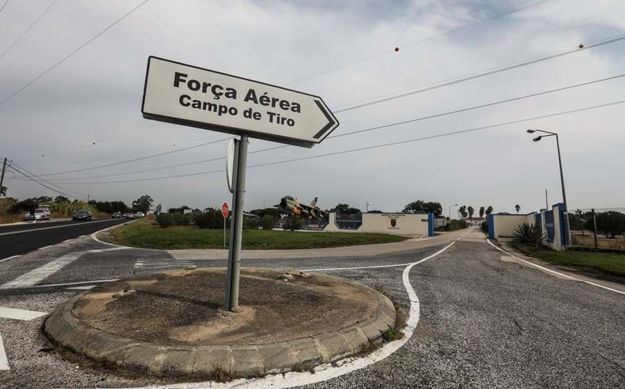 A Comissão recomenda a opção Alcochete e Portela para reforçar a capacidade aeroportuária de Lisboa.