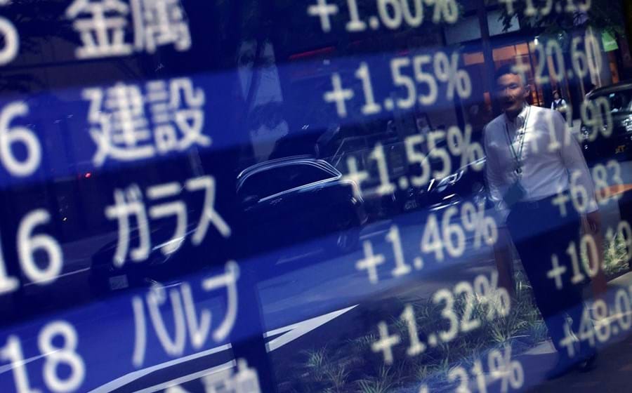 O índice japonês Nikkei 225 já ganha quase 28% este ano, tendo tocado no primeiro semestre máximos de três décadas. Já o Topix sobe cerca de 26%.