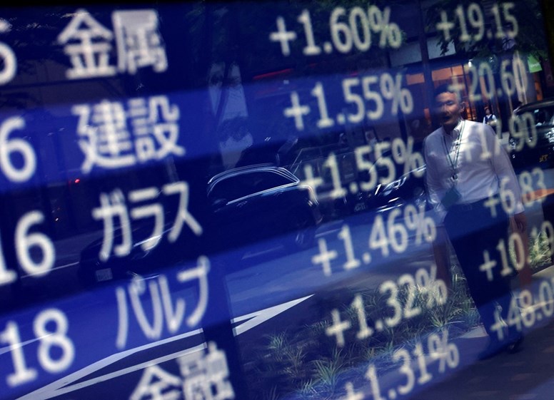 O índice japonês Nikkei 225 já ganha quase 28% este ano, tendo tocado no primeiro semestre máximos de três décadas. Já o Topix sobe cerca de 26%.