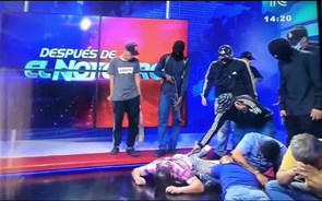 Homens armados invadem estúdio de televisão no Equador em direto