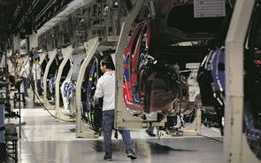Autoeuropa recorre ao `lay-off´ para reestruturação da fábrica, CT recusa cortes salariais