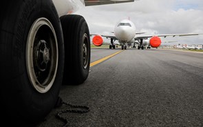 Passageiros pagam 5 milhões por mês pelas emissões da aviação