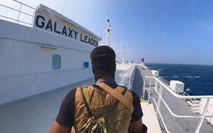 Navio grego atingido por míssil em novo ataque no Mar Vermelho