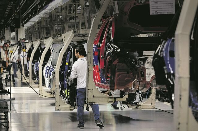 Autoeuropa recorre ao `lay-off´ para reestruturação da fábrica, CT recusa cortes salariais