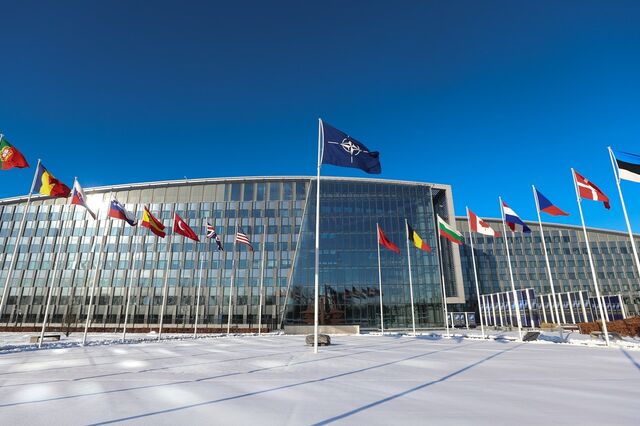 Apenas dois países da UE conciliam meta da NATO para a defesa com contas saudáveis