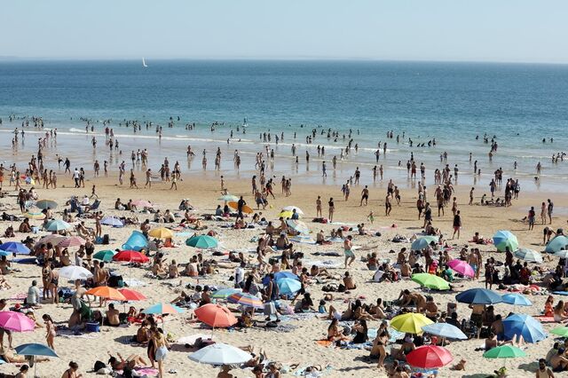 Paragrafino Pescada começa nas sandálias e acaba nos chapéus de sol 