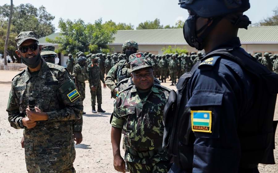 Filipe Nyusi, Presidente de Moçambique (ao centro), acompanhado pelo seu homólogo do Ruanda, Paul Kagame.