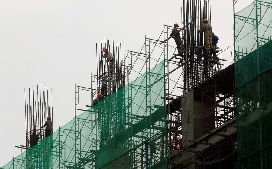 Incumprimento das regras  de construção pode gerar embargos ou intimações para reposição da legalidade urbanística.