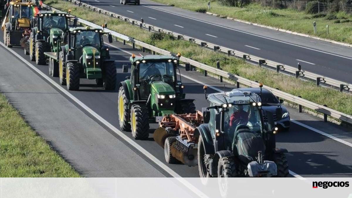 Marcha lenta de agricultores com cerca de 100 viaturas bloqueia acesso a Valença