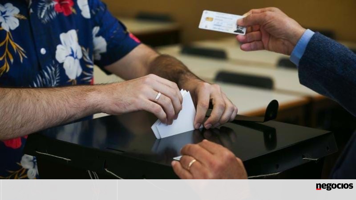 Oito partidos, três coligações e quase 230 mil eleitores. Já se vota nos Açores