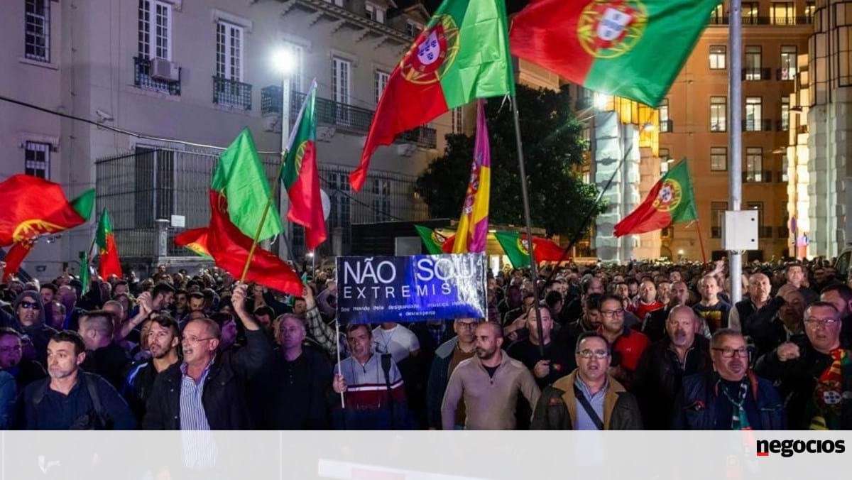 Centenas de polícias em protesto espontâneo e não autorizado junto ao Capitólio