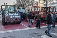 Agricultores do Baixo Mondego continuam a bloqueiar a avenida Fernão de Magalhães com tratores e alfaias agrícolas no segundo dia de protesto em Coimbra