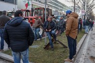 Agricultores do Baixo Mondego continuam a bloqueiar a avenida Fernão de Magalhães com tratores e alfaias agrícolas no segundo dia de protesto em Coimbra