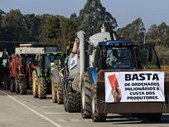 Os agricultores em protesto em Macedo de Cavaleiros, distrito de Bragança, chegaram a provocar o corte da A4 mas desmobilizaram perante a promessa de um encontro com a ministra da Agricultura.