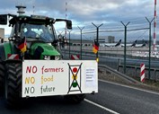 Os agricultores alemães bloquearam com tratores o acesso ao aeroporto de Frankfurt, em protesto contra o corte de subsídios para o setor. Voos não foram afetados.