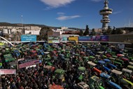 Agricultores num protesto junto à feira agrícola Agrotica, em Salónica, a segunda cidade da Grécia. Os agricultores do país estão na terceira semana de protestos e bloquearam as principais autoestradas, com o Governo conservador mostrar disposição para negociar caso terminem as manifestações.