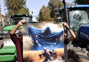 Agricultores cipriotas seguram um cartaz em protesto para exigir a flexibilização da PAC e mais apoios para o setor.