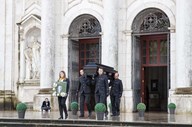 As exéquias fúnebres começaram esta segunda-feira às 10:00 horas, com celebração de missa corpo presente nas Capelas Exequiais da Basílica da Estrela.