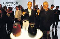 Rui Miguel Nabeiro, CEO do Grupo Nabeiro, e Philippe Starck, designer que criou a Delta RISE, no lançamento da nova máquina em 2022.
