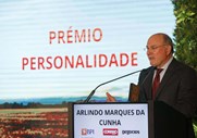 Arlindo Cunha, professor na Universidade Católica do Porto, discursa depois de receber o prémio Personalidade.