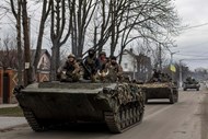 Soldados ucranianos na região de Bucha em abril de 2022, seis semanas após a invasão russa.