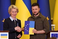 A presidente da Comissão Europeia, Ursula von der Leyen, prometeu em abril que a UE iria apoiar a Ucrânia, num encontro com Zelensky.