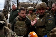 O presidente ucraniano junto de militares ucranianos em Bucha, nos arredores de Kiev.