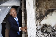O Presidente português, Marcelo Rebelo de Sousa, visita os destroços de um edifício bombardeado em Horenka em agosto de 2023.