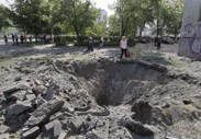 Cratera perto de um prédio residencial em Kiev provocada por um ataque de mísseis russos.