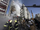 Serviços de Emergência ucranianos tentam resgatar sobreviventes do colapso de um prédio em Uman após um ataque russo com mísseis.