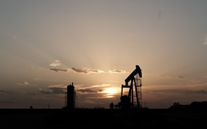 AIE aponta para aperto na oferta de petróleo ao longo de 2024