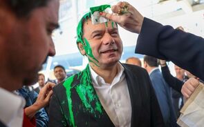 Ataque com tinta a Montenegro e recusa de referendo ao aborto dominam quarto dia de campanha