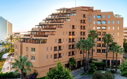 Com o mote 'Vilamoura at your doorstep!' o hotel Dom Pedro Marina reabre com campanha de Early Booking até 4 de fevereiro.