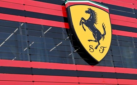 Ferrari acelera para máximos históricos com contas positivas e Hamilton ao volante