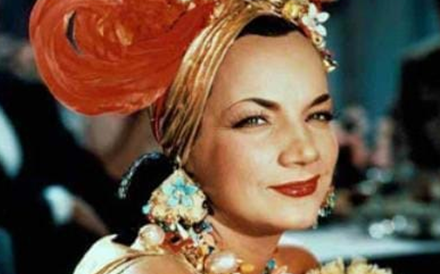 Paragrafino Pescada descobre o estilo Carmen Miranda no Carnaval da política