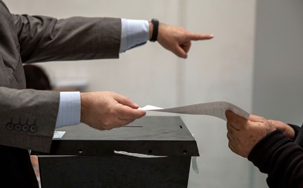 Barómetro: metade aposta em novas eleições após 10 de março