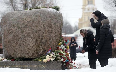 Rússia: mais de 400 detidos por prestarem homenagem a Navalny