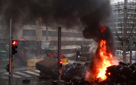 Agricultores bloqueiam principais acessos à Comissão Europeia. Veja as imagens