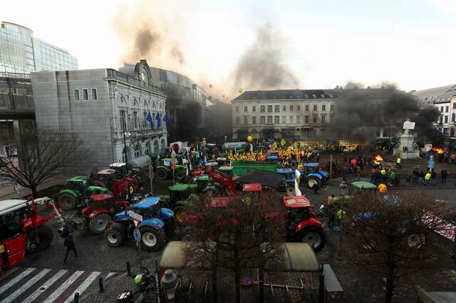 Revolta dos campos invade cidades. Por que razão protestam os agricultores na Europa?