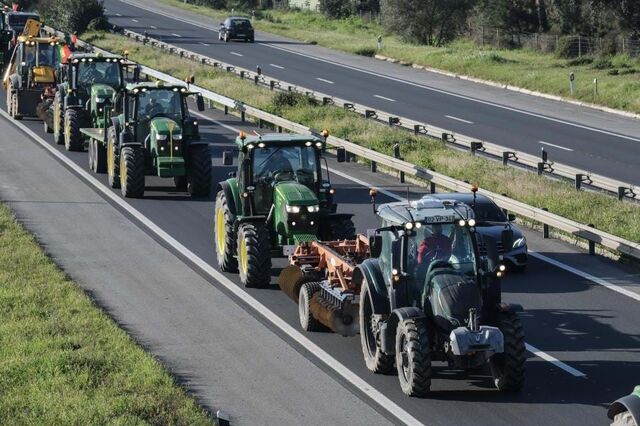 Marcha lenta de agricultores com cerca de 100 viaturas bloqueia acesso a Valença