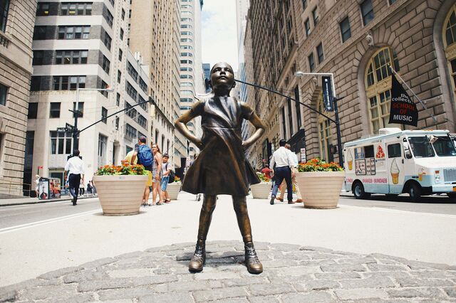 Wall Street encerra no verde. Dona da Google afunda mais de 4% 