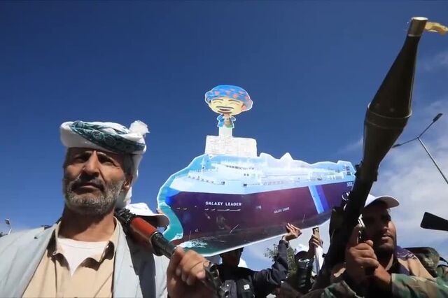 Milhares de novo recrutas do 'exército popular' dos houthis desfilam em Saná