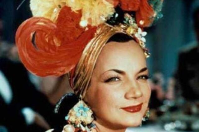Paragrafino Pescada descobre o estilo Carmen Miranda no Carnaval da política