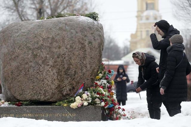 Rússia: mais de 400 detidos por prestarem homenagem a Navalny