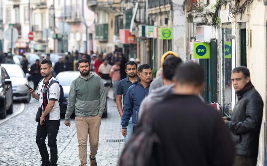 Na Rua do Benformoso, o corrupio é constante todo o dia.