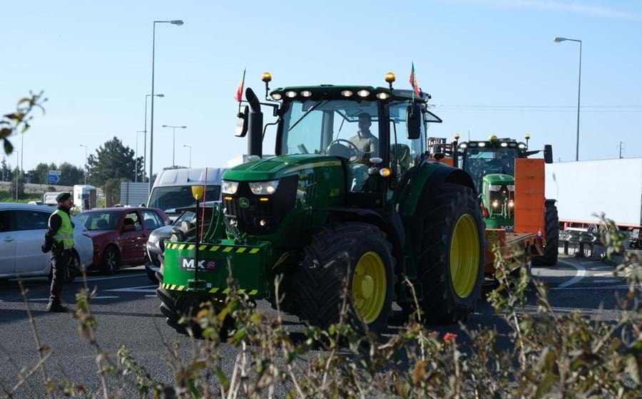 Protesto dos agricultores provoca constrangimentos na circulação na IC32 devido a uma marcha lenta nas zonas de Alcochete, Montijo e Moita.