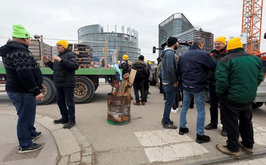 Os agricultores têm feito protestos um pouco por toda a Europa, incluindo em Estrasburgo, junto do Parlamento Europeu.