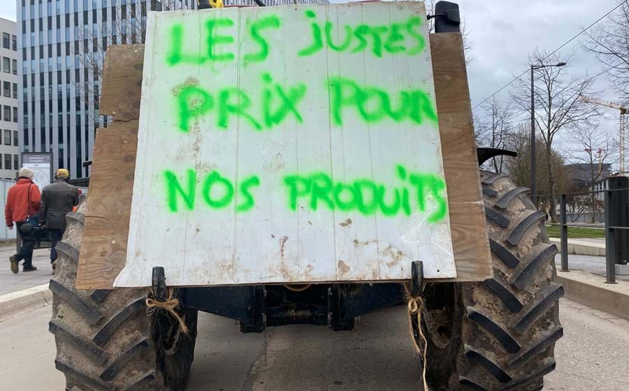 Agricultores franceses levam o protesto até ao Parlamento Europeu, em Estrasburgo. No cartaz lê-se: 'Preços justos para os nossos produtos'.